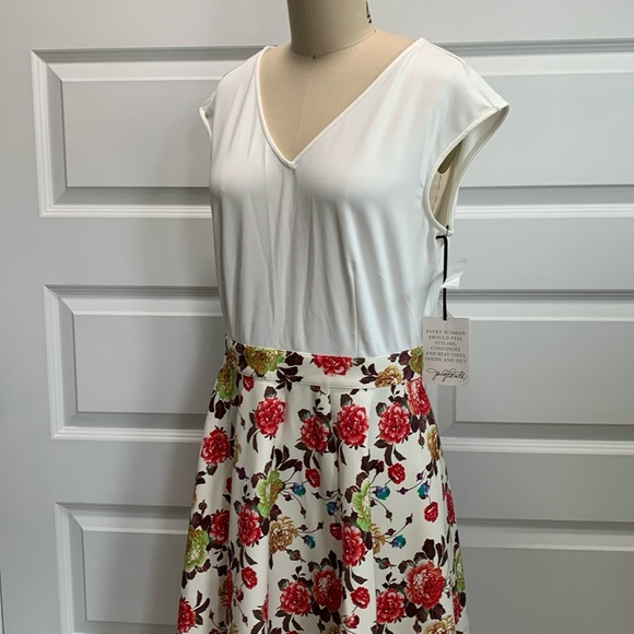 New NO TAGS JACLYN SMITH floral printed scuba stretch V neck midi dress. - Picture 11 of 13